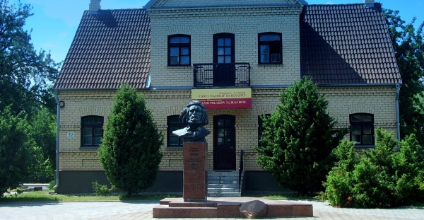 Памятник Адаму Мицкевичу